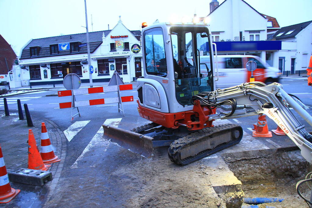 Sinkhole in de weg door kapotte riolering