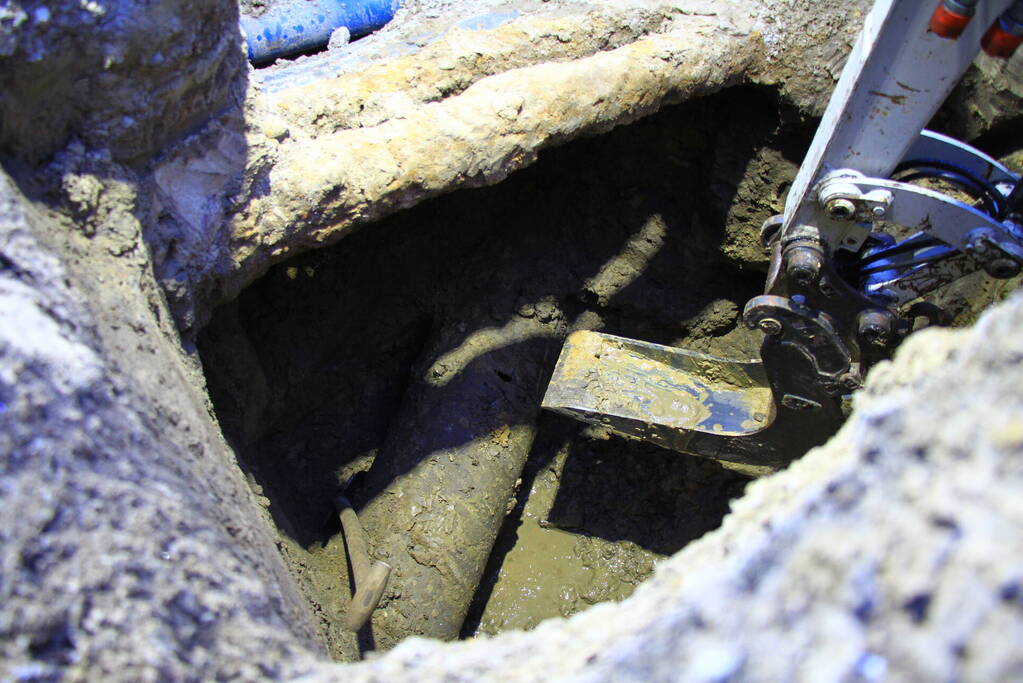 Sinkhole in de weg door kapotte riolering