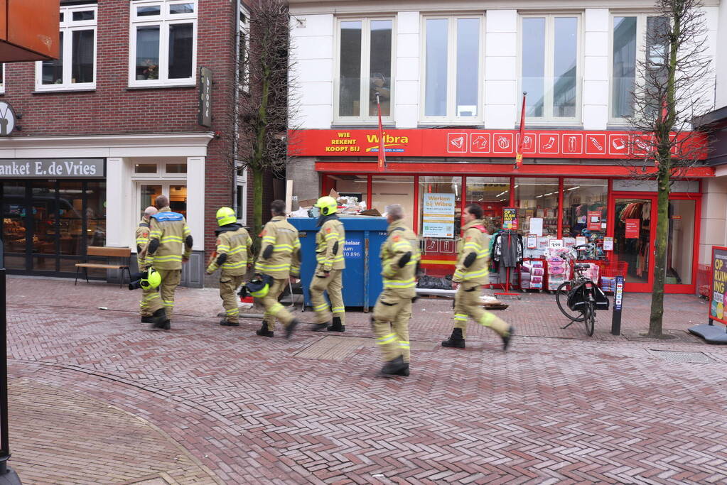 Brandweer ontdekt brand in kruiwagen op dak