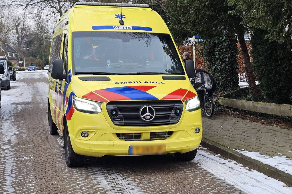 Fietsster gewond na val op spekgladde weg