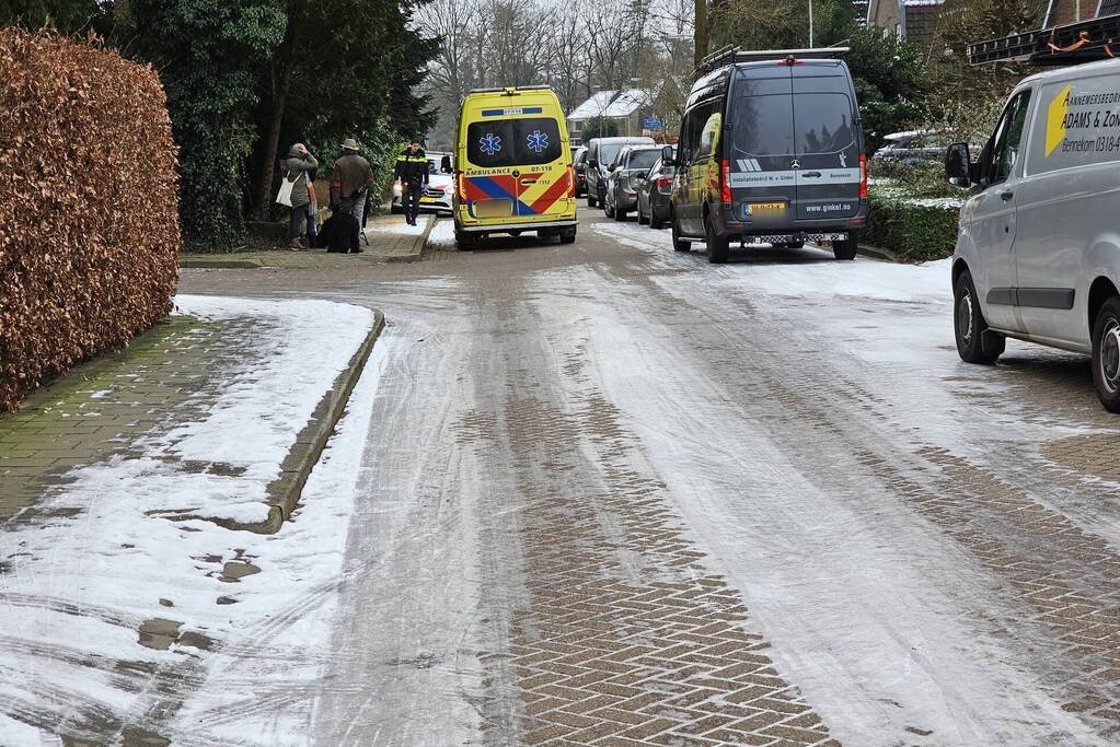 Fietsster gewond na val op spekgladde weg