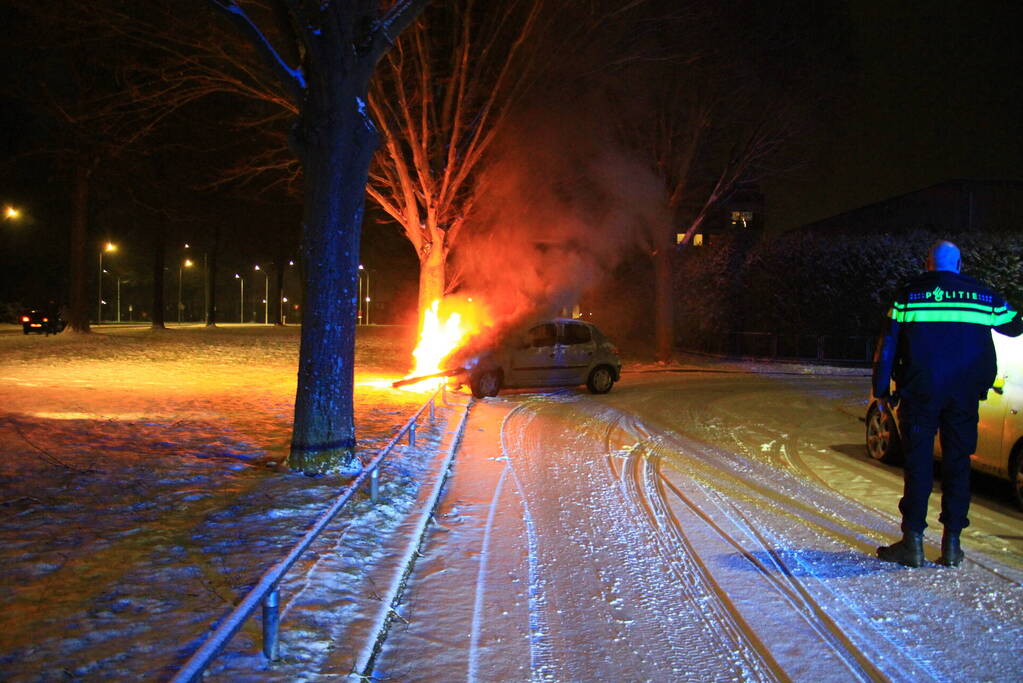 Personen auto volledig uitgebrand