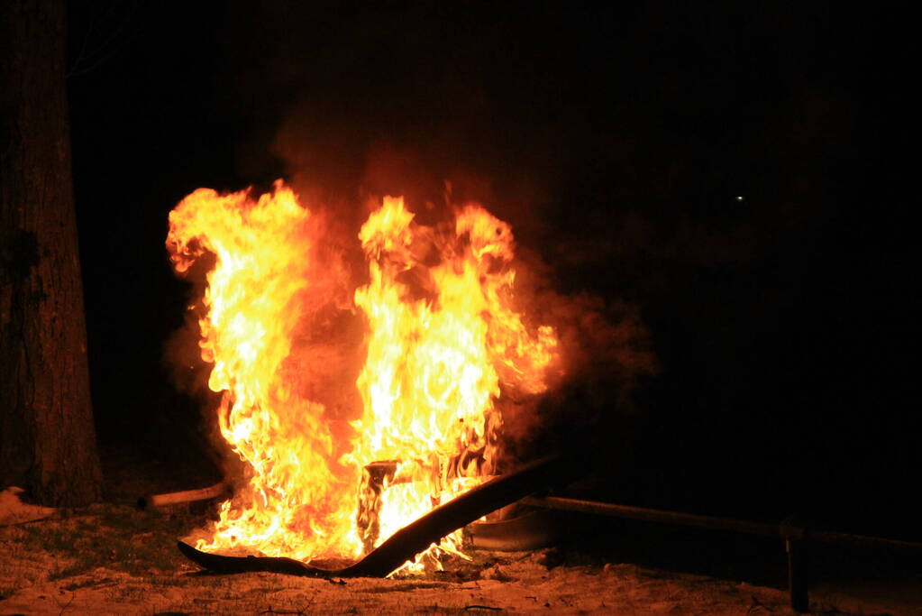 Personen auto volledig uitgebrand