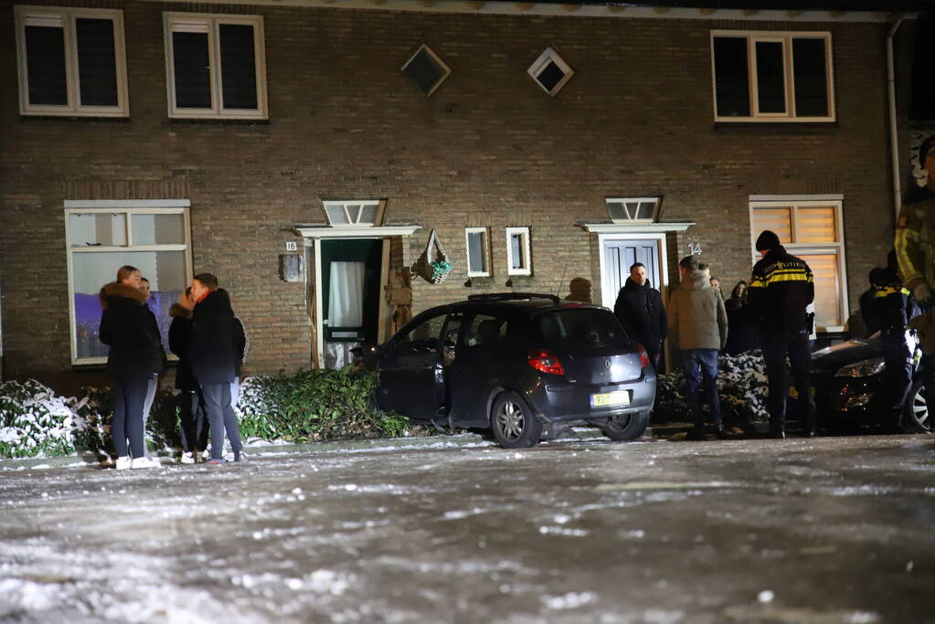 Automobilist glijdt van de weg en ramt woning