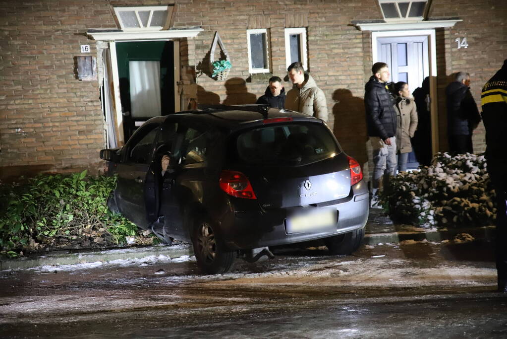 Automobilist glijdt van de weg en ramt woning