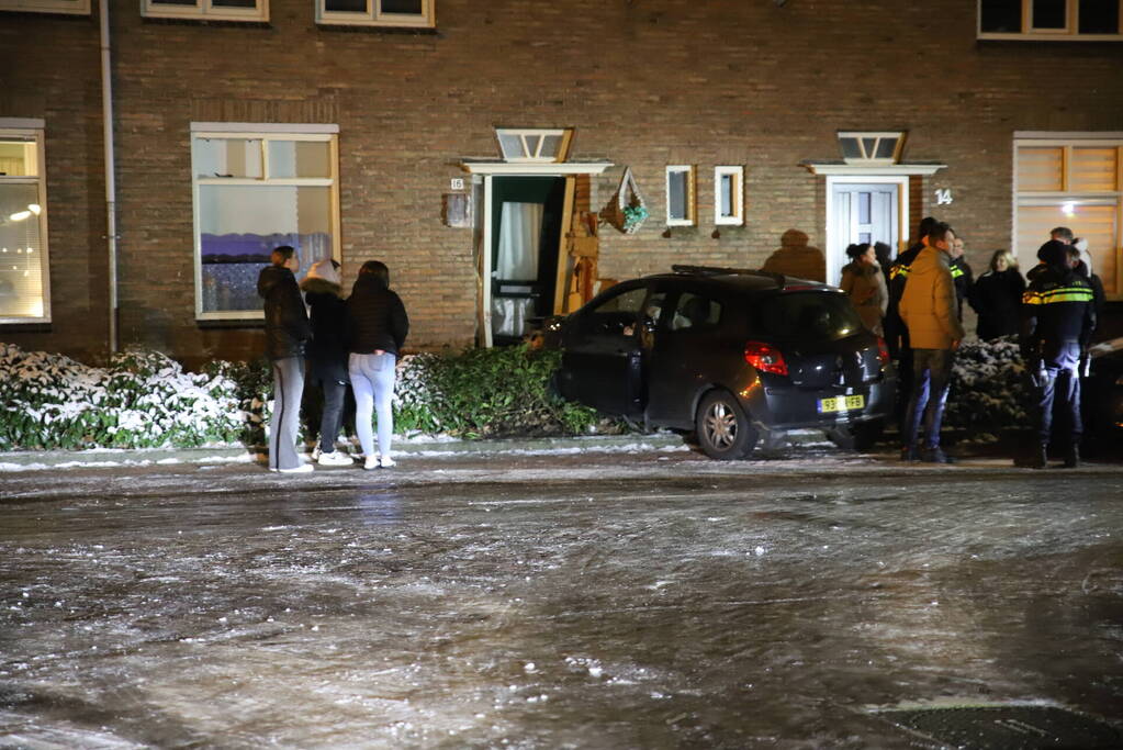 Automobilist glijdt van de weg en ramt woning