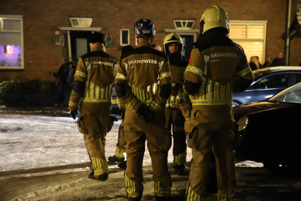 Automobilist glijdt van de weg en ramt woning