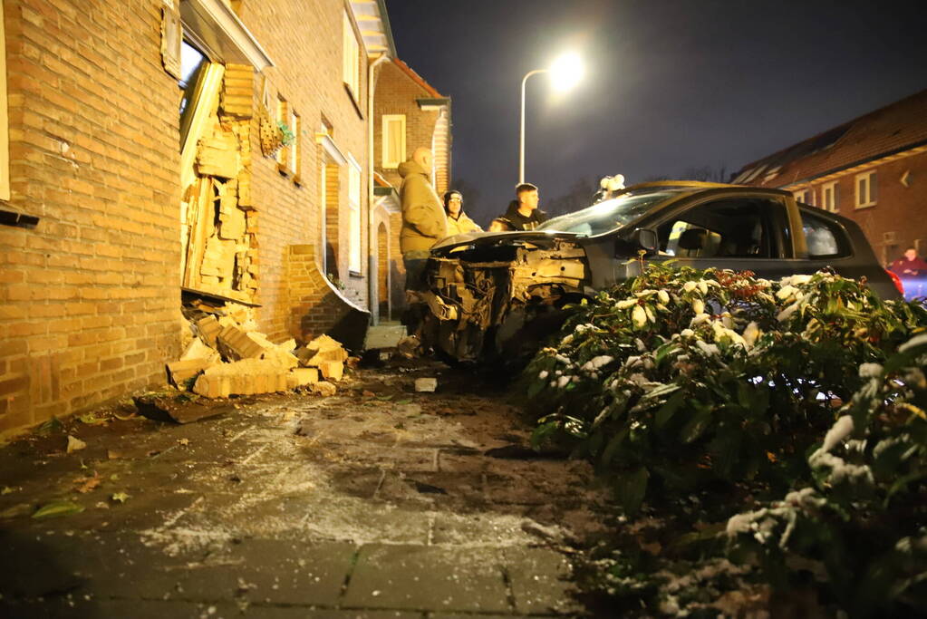 Automobilist glijdt van de weg en ramt woning