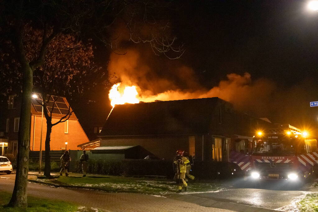 Flinke vlammen bij uitslaande woningbrand