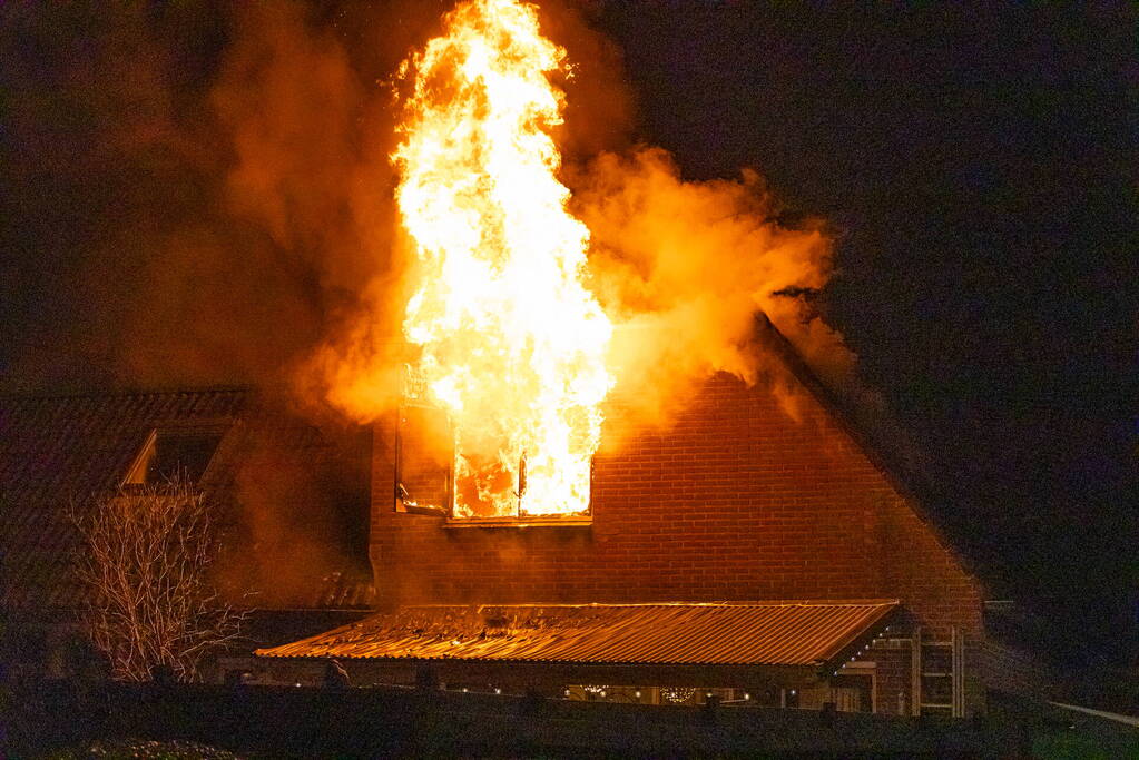 Flinke vlammen bij uitslaande woningbrand