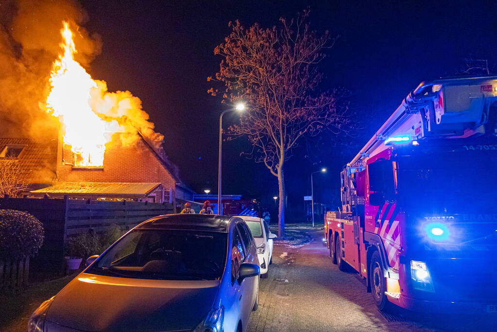 Flinke vlammen bij uitslaande woningbrand