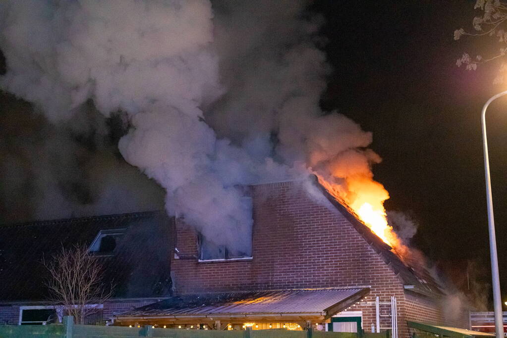 Flinke vlammen bij uitslaande woningbrand