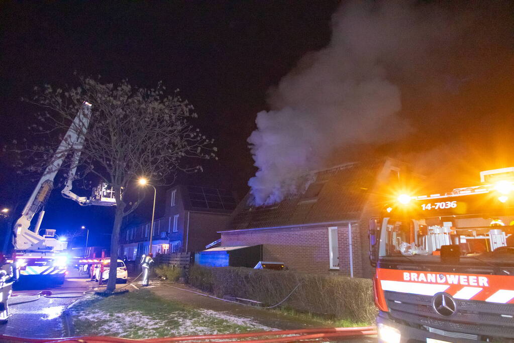 Flinke vlammen bij uitslaande woningbrand