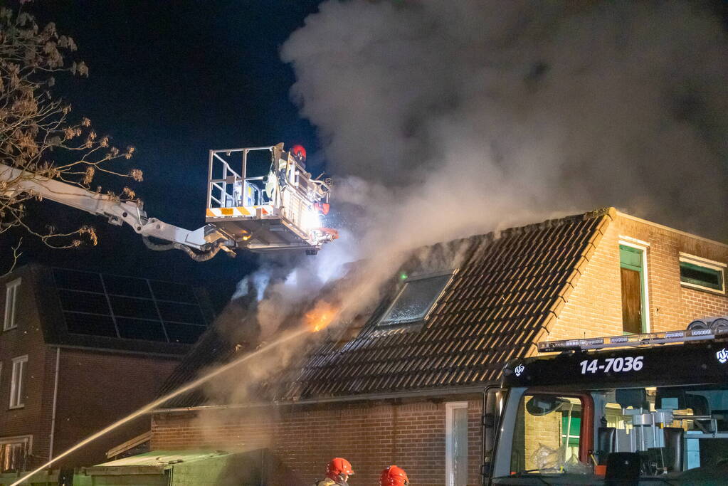 Flinke vlammen bij uitslaande woningbrand