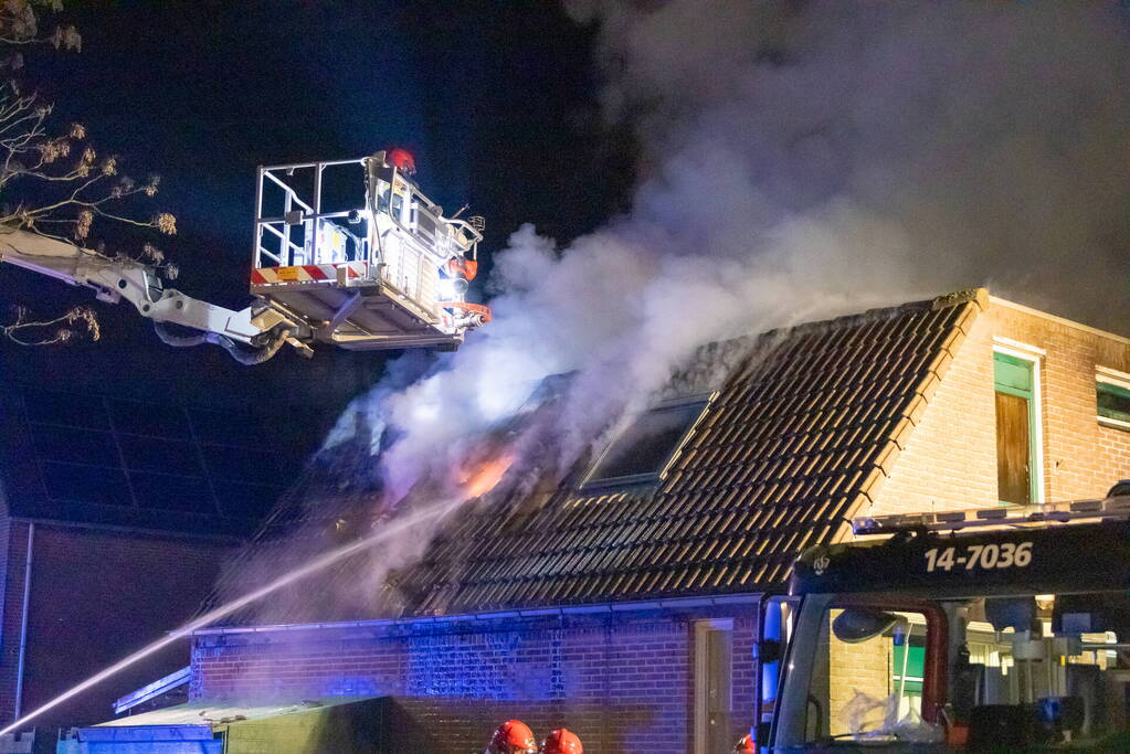 Flinke vlammen bij uitslaande woningbrand