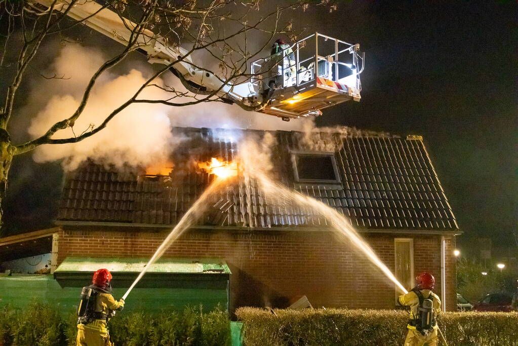 Flinke vlammen bij uitslaande woningbrand