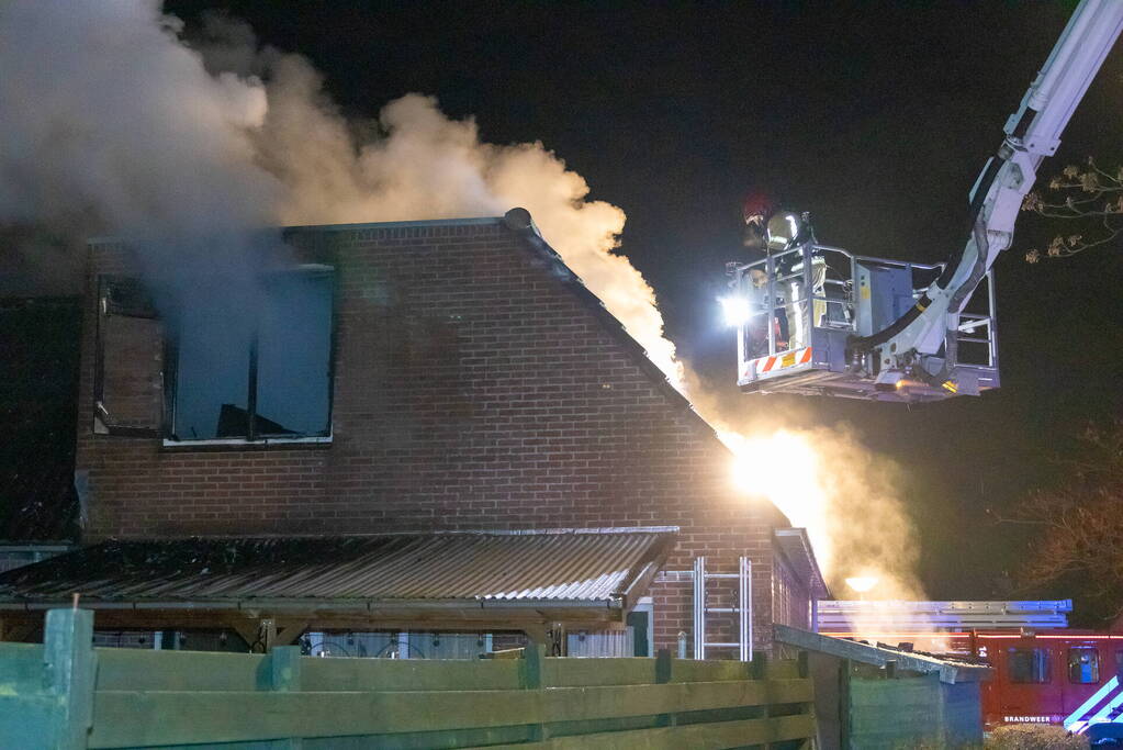 Flinke vlammen bij uitslaande woningbrand