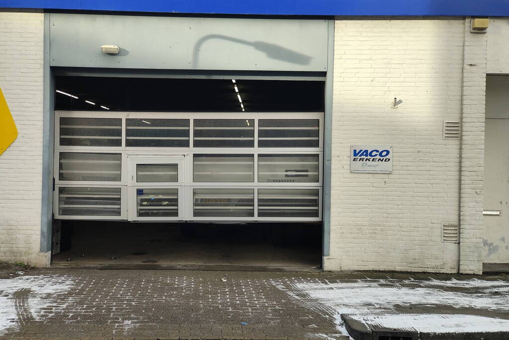 Auto rijdt door garagedeur en richt ravage aan