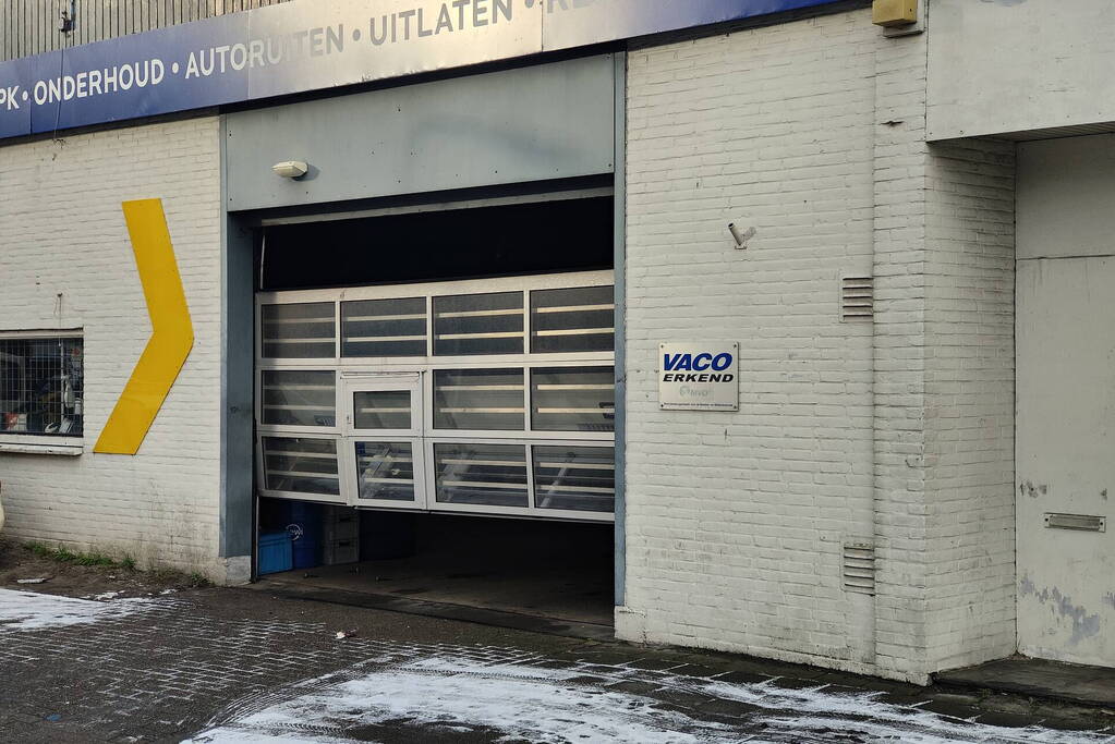 Auto rijdt door garagedeur en richt ravage aan