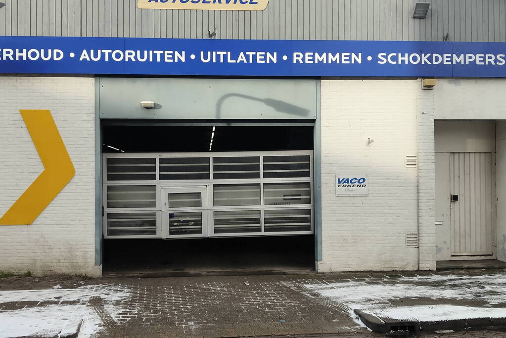 Auto rijdt door garagedeur en richt ravage aan