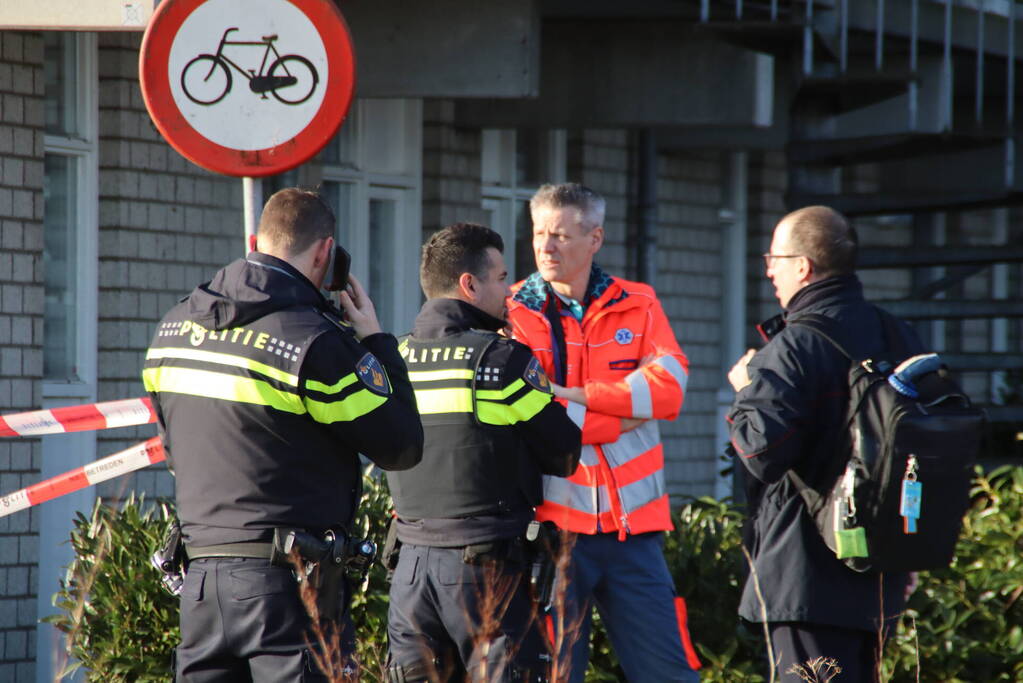 Persoon overleden na val uit raam