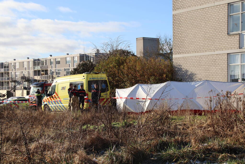 Persoon overleden na val uit raam