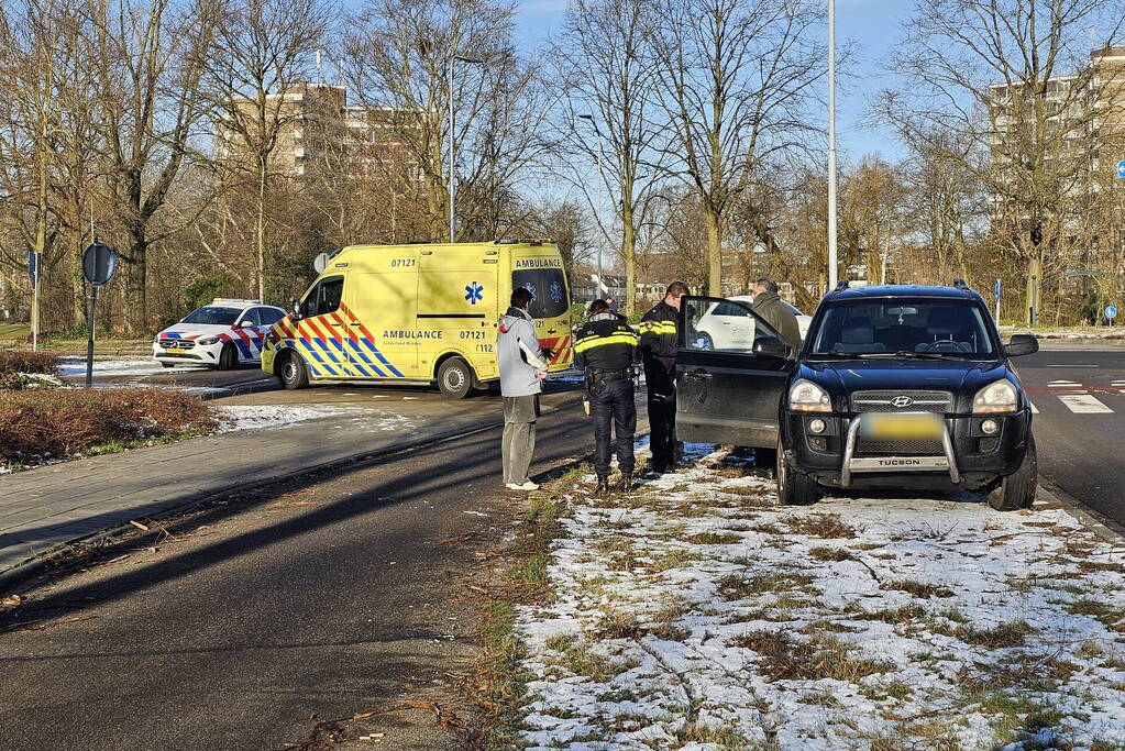 Fietser gewond bij aanrijding op rotonde