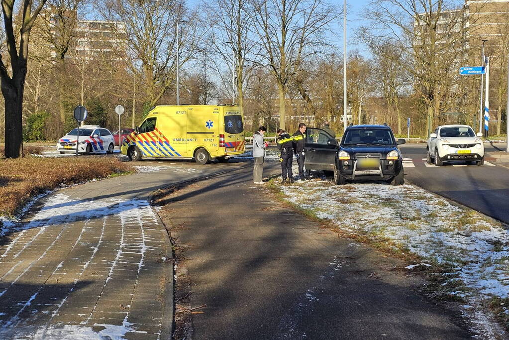 Fietser gewond bij aanrijding op rotonde