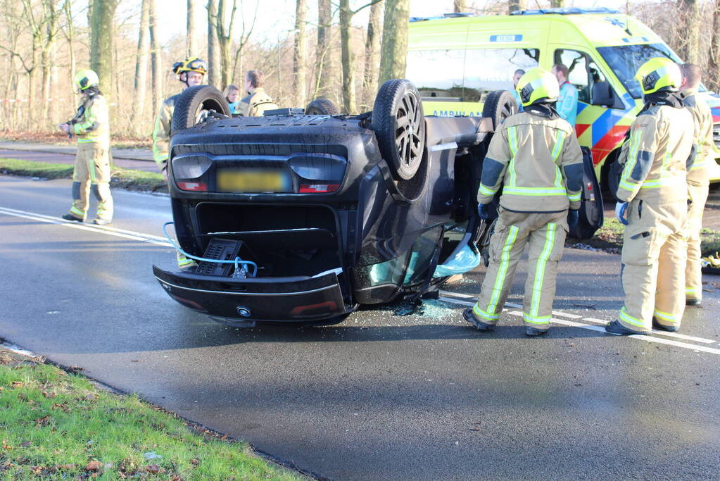 Automobilist belandt op zijn kop