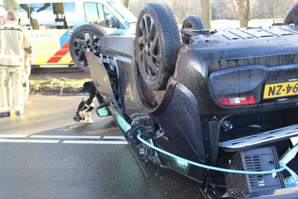 Automobilist belandt op zijn kop