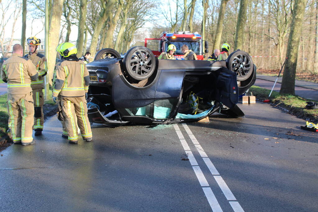 Automobilist belandt op zijn kop