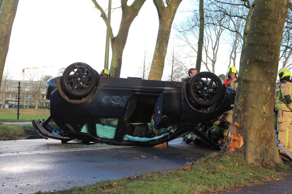 Automobilist belandt op zijn kop