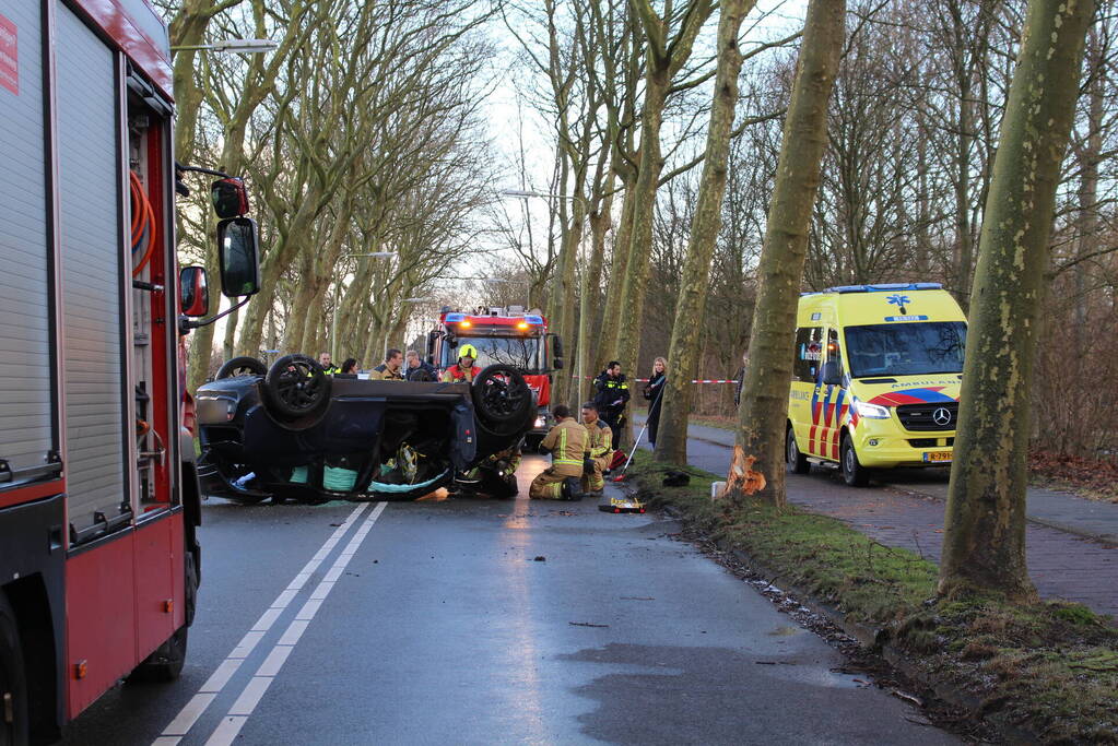 Automobilist belandt op zijn kop