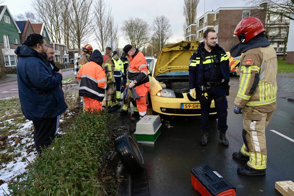 Hulpdiensten redden aangereden kat uit auto