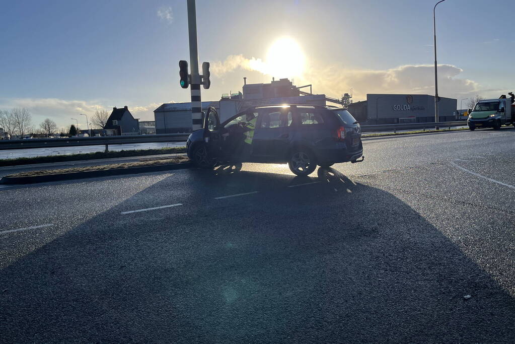 Bestuurder klapt op verkeerslicht