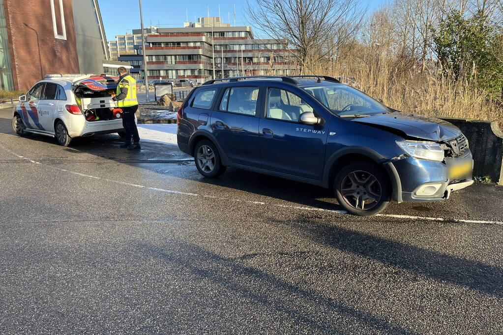 Bestuurder klapt op verkeerslicht