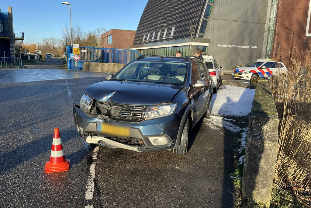 Bestuurder klapt op verkeerslicht