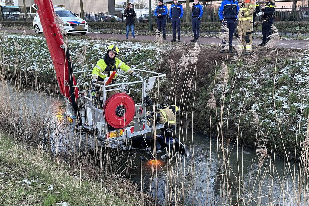 Scootmobiel raakt te water