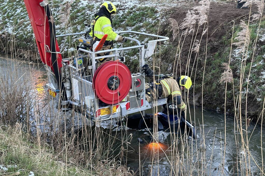 Scootmobiel raakt te water