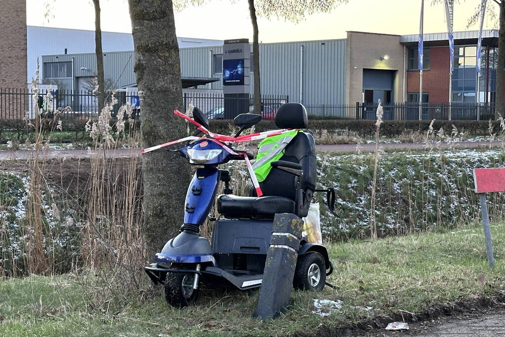 Scootmobiel raakt te water