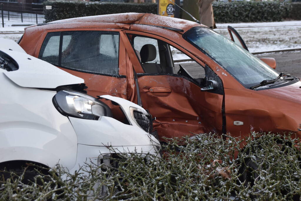 Bestelbus en personenauto botsen door gladheid