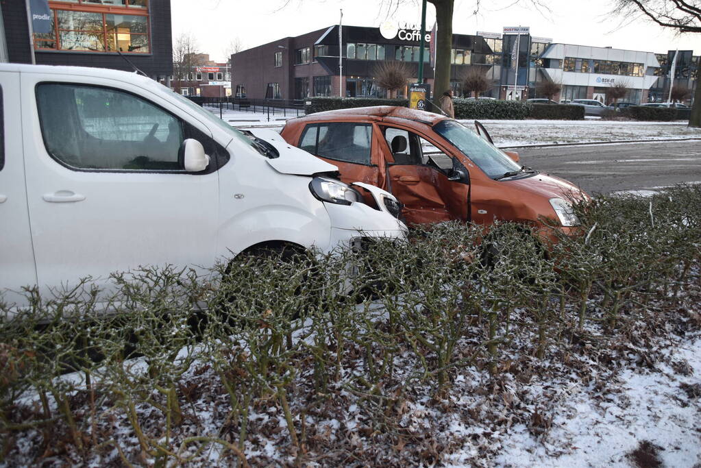 Bestelbus en personenauto botsen door gladheid