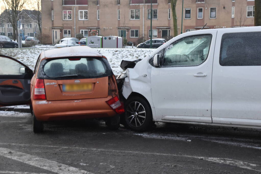 Bestelbus en personenauto botsen door gladheid