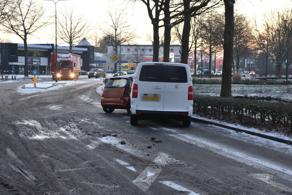 Bestelbus en personenauto botsen door gladheid