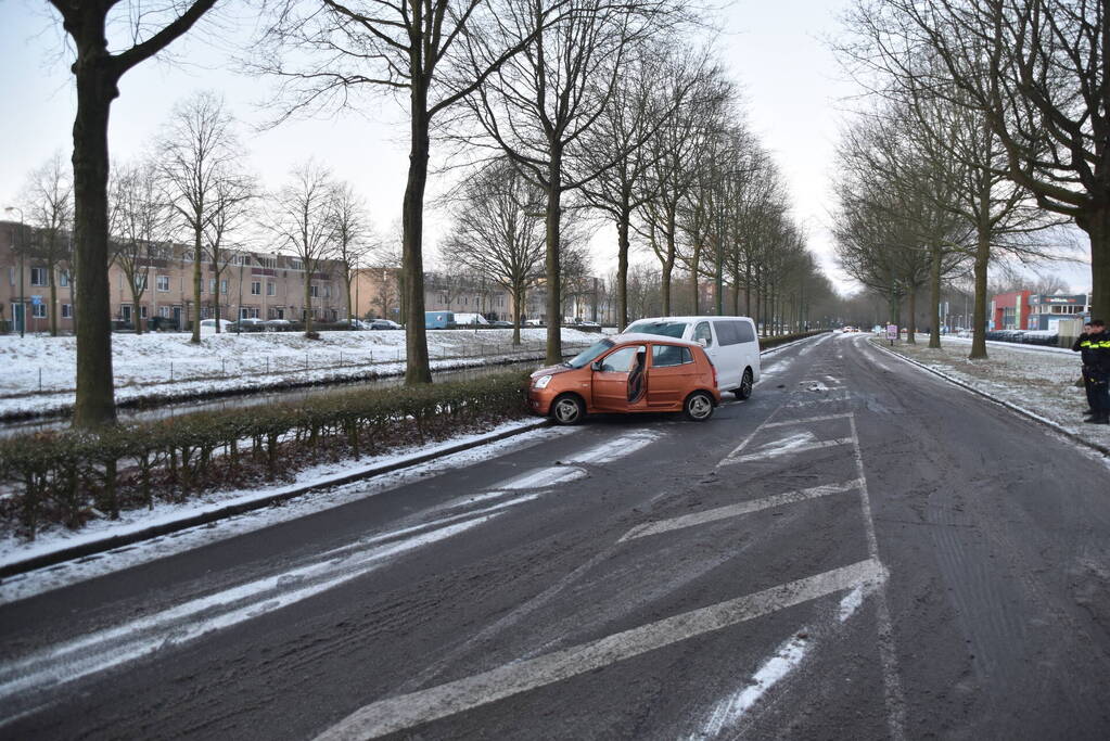 Bestelbus en personenauto botsen door gladheid