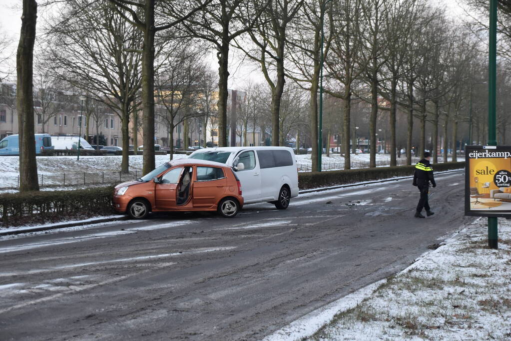 Bestelbus en personenauto botsen door gladheid