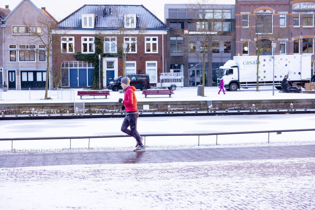 Keistad bedekt onder dun laagje sneeuw