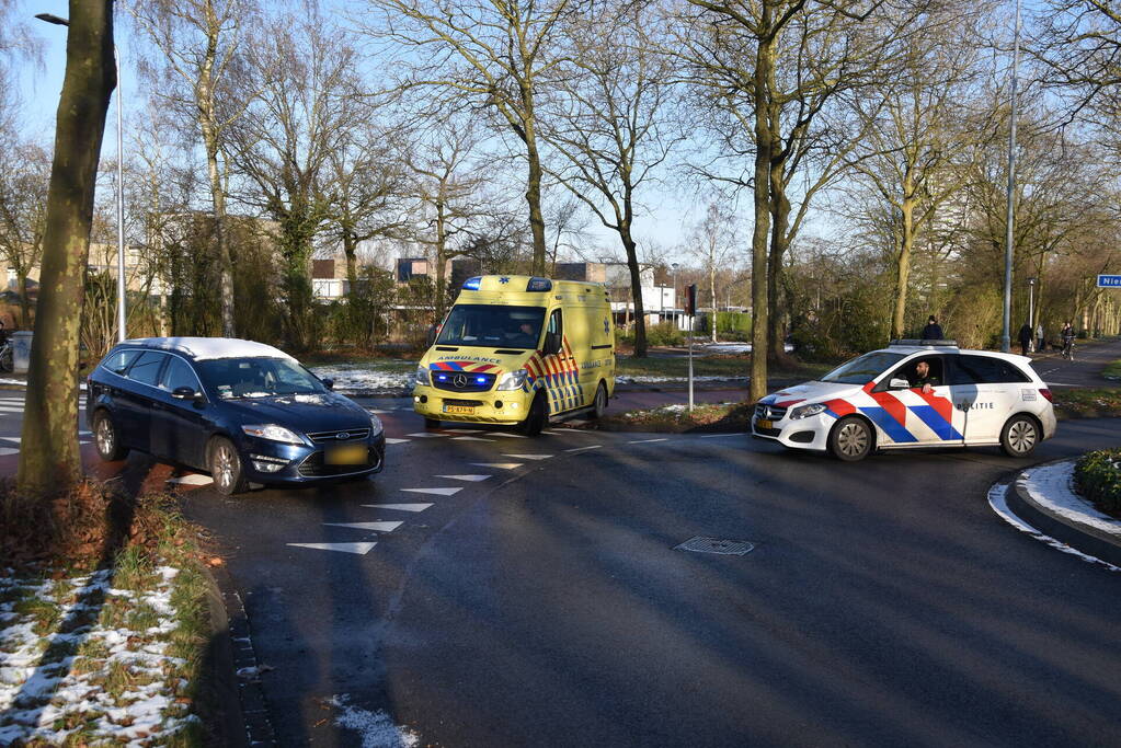 Fietser geschept op rotonde door automobilist