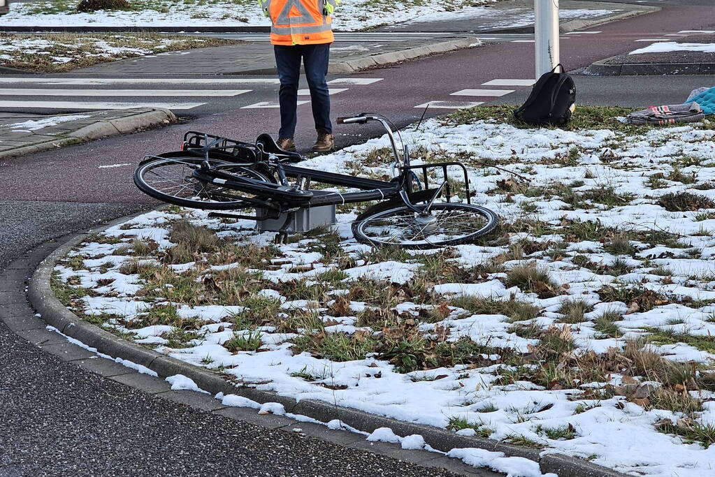 Auto en fietser in botsing op beruchte rotonde