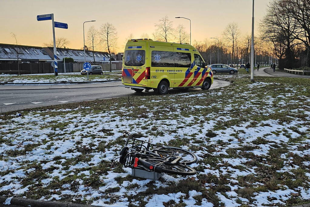 Auto en fietser in botsing op beruchte rotonde